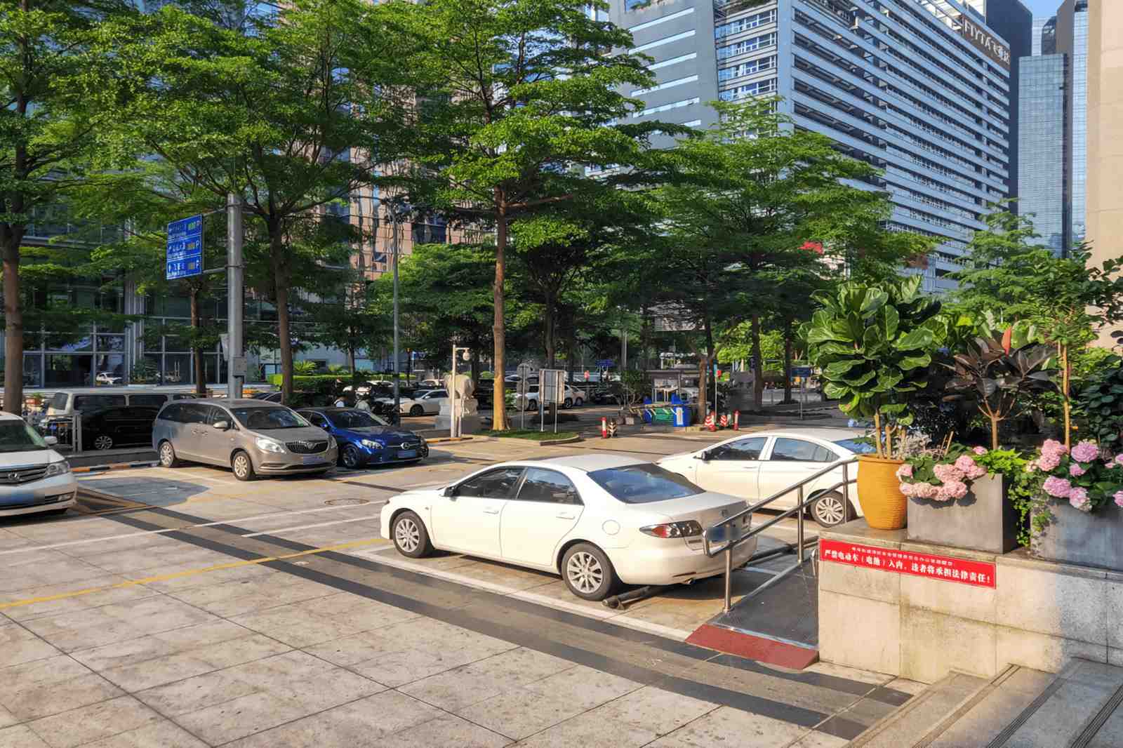 富诚科技大厦园区环境图
