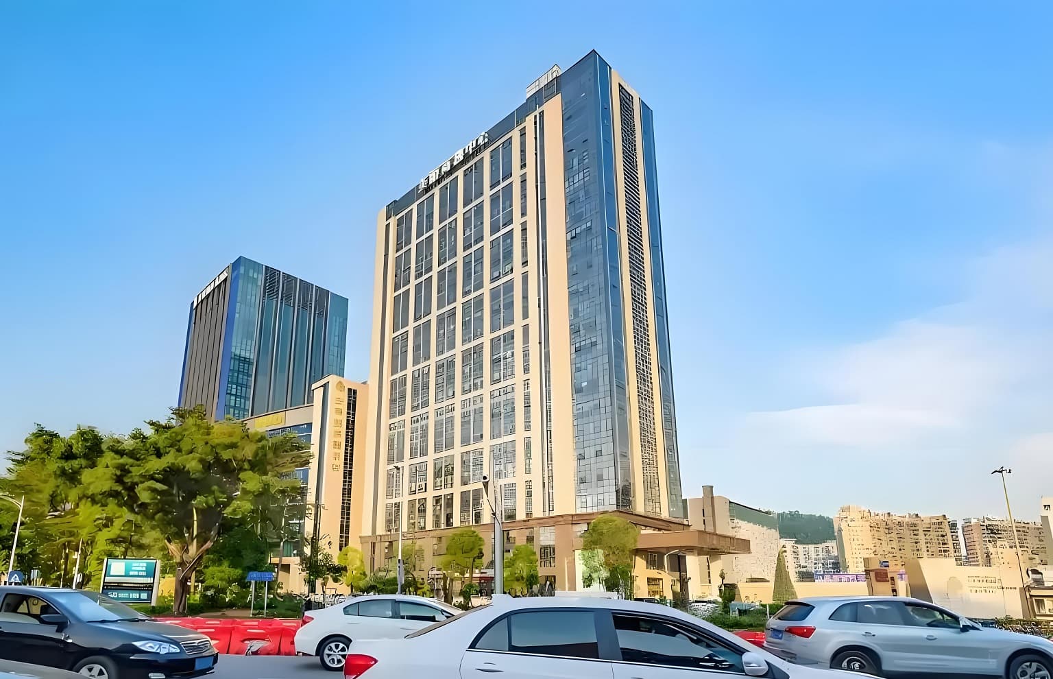 美兰国际商务中心建筑外观图