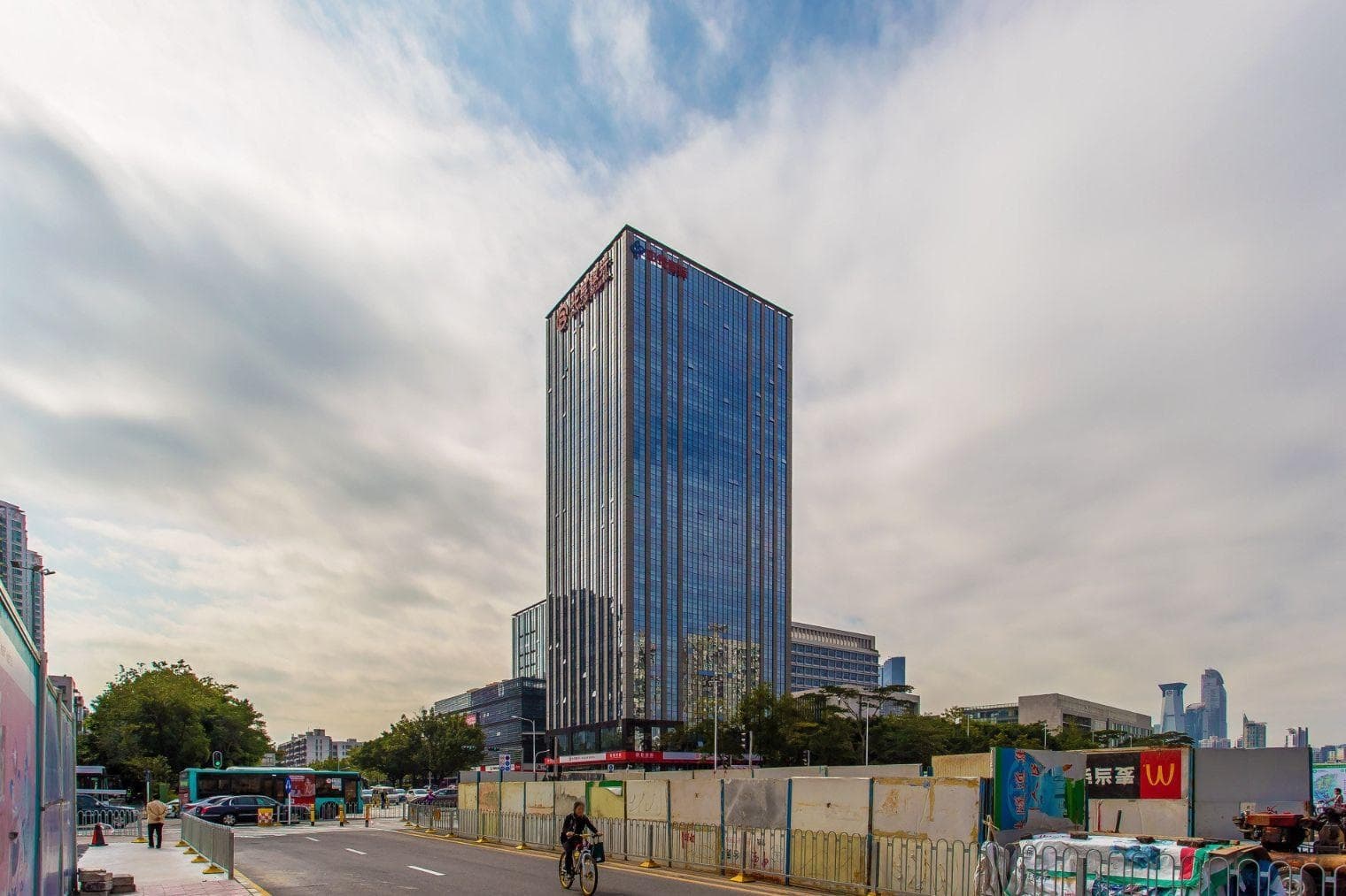 中投国际商务中心建筑外观图